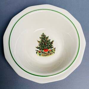 Pfaltzgraff Christmas Heritage 9" Medium Round Serving Bowl